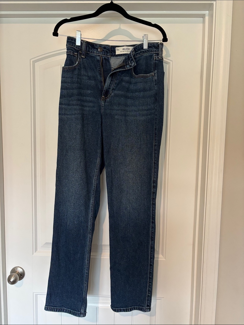 Hollister Ultra High-Rise 90s Straight Jeans in Dark Blue Wash